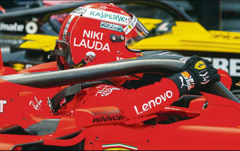 Homenaje. Niki Lauda prácticamente será recordado por todas las escuderías en el Gran Premio de Monte-Carlo de este domingo. En la imagen, Sebastian Vettel porta un casco con el nombre del ex piloto austriaco. EFE