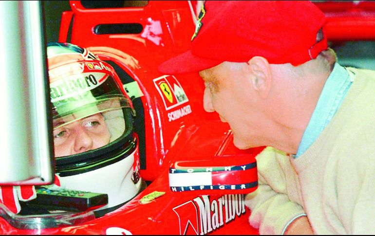 Grandes. Lauda (a la derecha) hablando con Michael Schumacher (Ferrari) durante la sesión de prácticas del Gran Premio de Austria en 1998. FOTO / L. Foeger