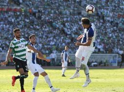 El mexicano Héctor Herrera (saltando), capitán del Porto, fue titular y disputó los 90 minutos del partido. TWITTER/@FCPorto
