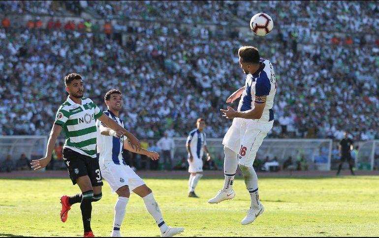 El mexicano Héctor Herrera (saltando), capitán del Porto, fue titular y disputó los 90 minutos del partido. TWITTER/@FCPorto