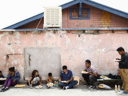Además del hacinamiento, los migrantes carecían de agua y alimentos adecuados. ARCHIVO / AFP