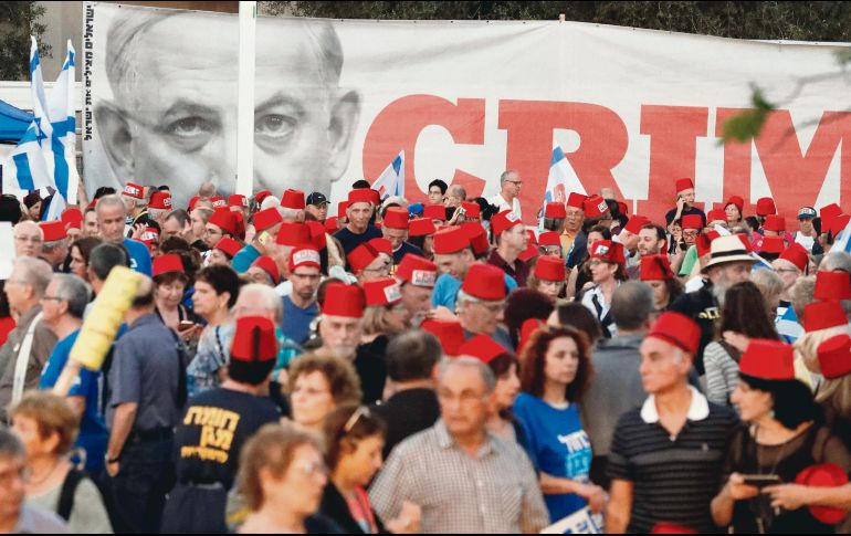 Miles de israliíes exigen no aprobar leyes limitarían el poder del Tribunal Supremo. AFP