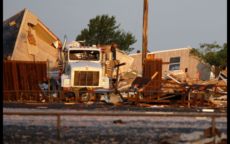 Un estacionamiento de casas  rodantes también resultó con graves daños.  AP/The Oklahoman/B. Terry