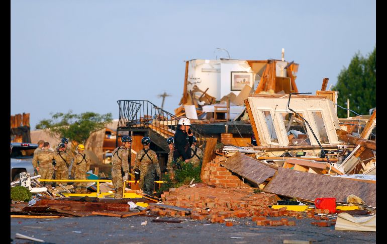 Trabajadores buscan entre los escombros y examinan los daños en el motel. AP/The Oklahoman/B. Terry