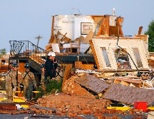 Trabajadores buscan entre los escombros y examinan los daños en el motel. AP/The Oklahoman/B. Terry