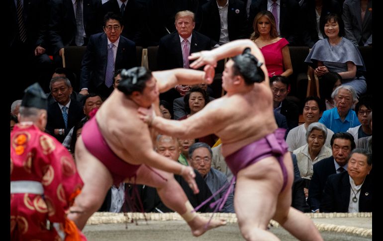 El primer ministro japonés Shinzo Abe (i) y su esposa Akie (d) llevaron a Trump y a su esposa Melania a la competición en Tokio.