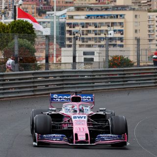 "Checo" Pérez evita por poco accidente con dos comisarios de pista en Mónaco
