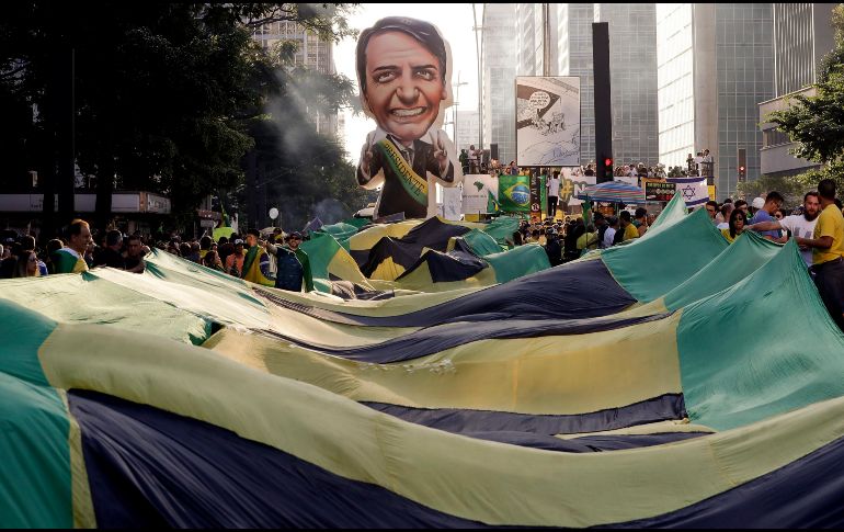 Brasileños impulsan las políticas públicas del mandatario, quien pierde popularidad. AP/A. Penner