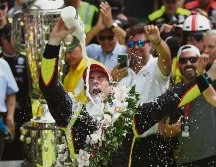 Simon Pagenaud celebró con el tradicional baño de leche tras su dramático triunfo. AFP / C. Rose