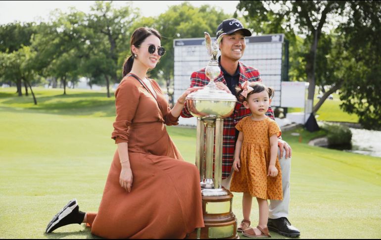Kevin Na celebró con su esposa e hija la tercera victoria de su carrera en el PGA Tour. AFP / M. Reaves