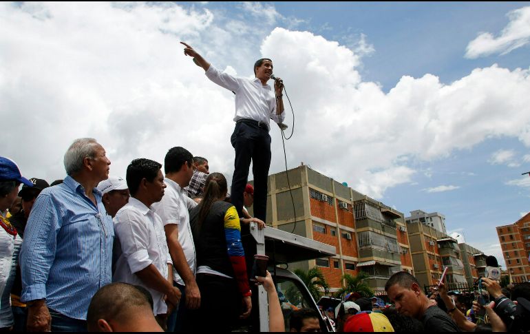 Juan Guaidó indicó que la tarea de sus enviados es comprobar la disposición de los representantes del Gobierno. AP/L. Fernández