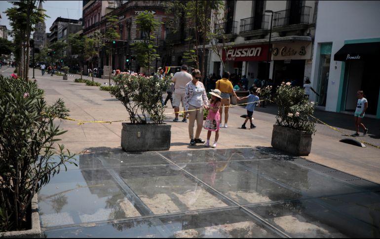 Curiosos se acercan a observar una de las siete “ventanas arqueológicas” en el primer cuadro tapatío. EL INFORMADOR/F. Atilano