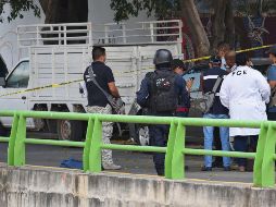 La camioneta fue dejada afuera de un salón de fiestas, donde se celebraba un cumpleaños. Mientras los agentes de la fiscalía estatal realizaban el peritaje, en el salón siguió la fiesta, incluso continuaron llegando los invitados. SUN / EELG