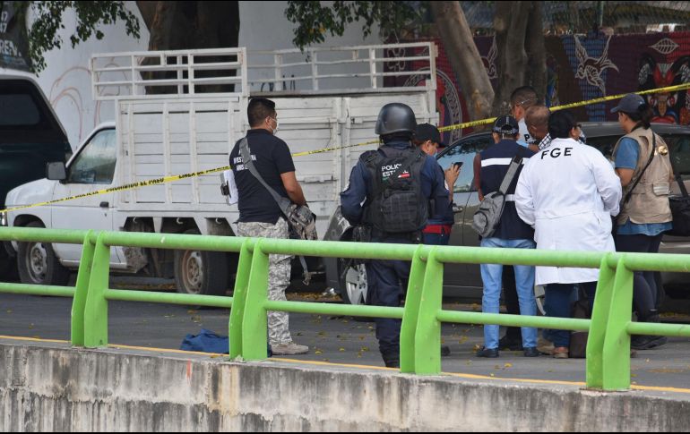 La camioneta fue dejada afuera de un salón de fiestas, donde se celebraba un cumpleaños. Mientras los agentes de la fiscalía estatal realizaban el peritaje, en el salón siguió la fiesta, incluso continuaron llegando los invitados. SUN / EELG
