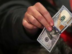 En este contexto, en la sesión de este lunes, se espera que el tipo de cambio cotice entre 19.00 y 19.10 pesos por dólar. AFP / ARCHIVO