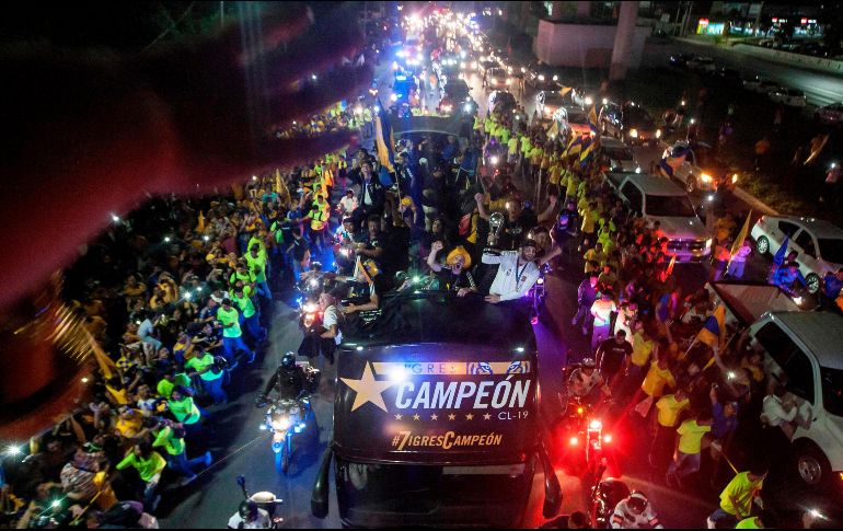 Con cánticos, bailes y discursos triunfales se festejó el séptimo título de los Tigres. AFP / J. César Aguilar