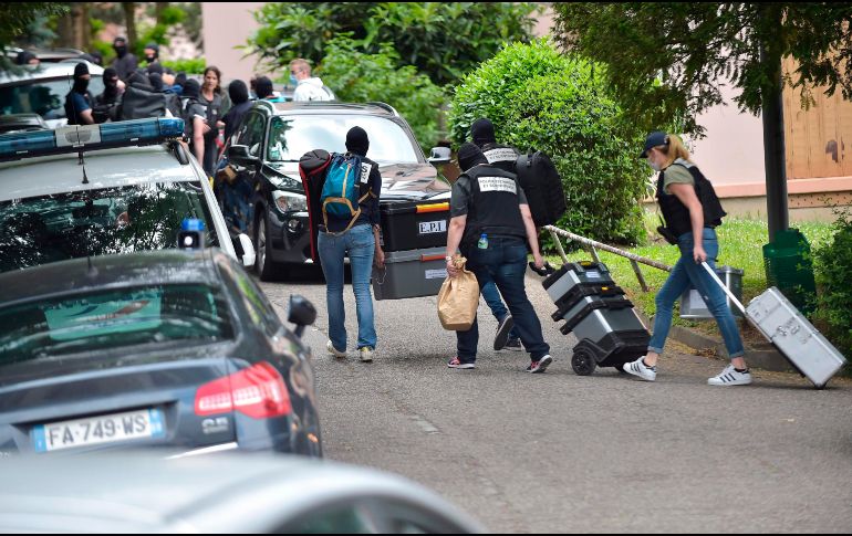 Miembros de la Fiscalía antiterrorista de París realizan investigaciones relacionadas con la explosión. AFP/R. Lafrabegue