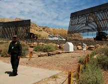 Trabajadores instalan 800 metros de barrotes de acero en el terreno del que Jeff Allen es copropietario. AFP/H. Martínez