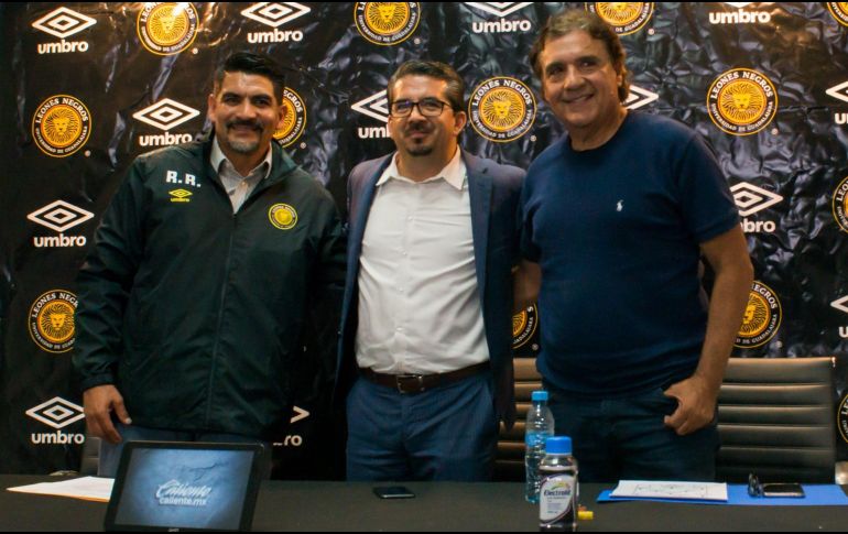 En la presentación de Rayas estuvo presente el director de desarrollo deportivo, Jorge Dávalos, quien le deseó éxito. TWITTER/@LeonesNegrosCF