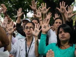 Personas se manifiestan frente al Hospital de Niños José Manuel de los Ríos, en Caracas, por falta de trasplantes y tratamientos médicos en Caracas (Venezuela). EFE/M. Gutiérrez