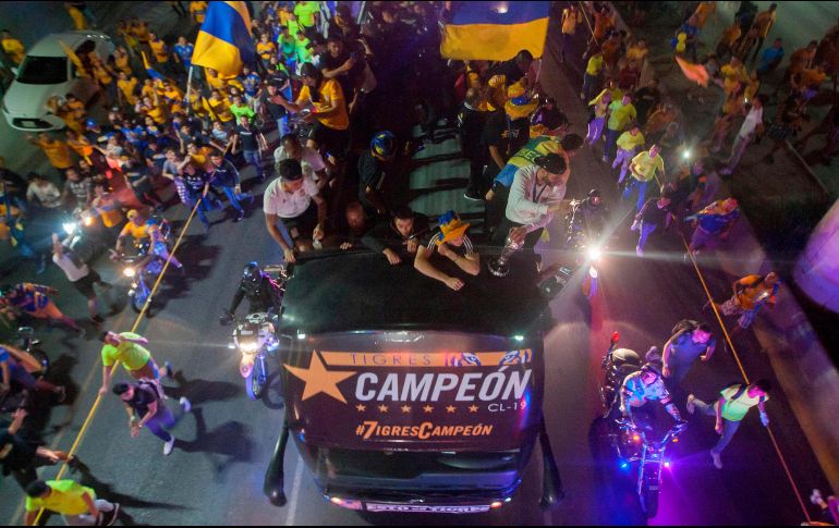 Miles de personas salieron a las calles para apoyar a su equipo, pero en esta ocasión no hubo saldo blanco. AFP/J.Aguilar