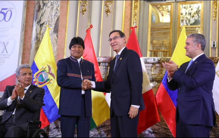 Evo Morales (2i), en el poder desde hace más de 13 años, aspira a otro periodo presidencial. AP/A. Valle