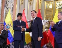 Evo Morales (2i), en el poder desde hace más de 13 años, aspira a otro periodo presidencial. AP/A. Valle