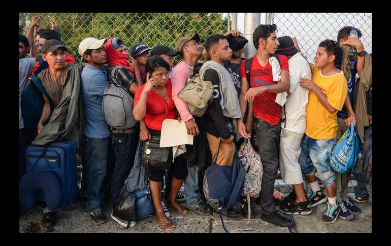 Se informa que una llamada al 911, alertó a la Policía Municipal y Guardia Nacional sobre la presencia de la caravana de nueve unidades. EFE / ARCHIVO