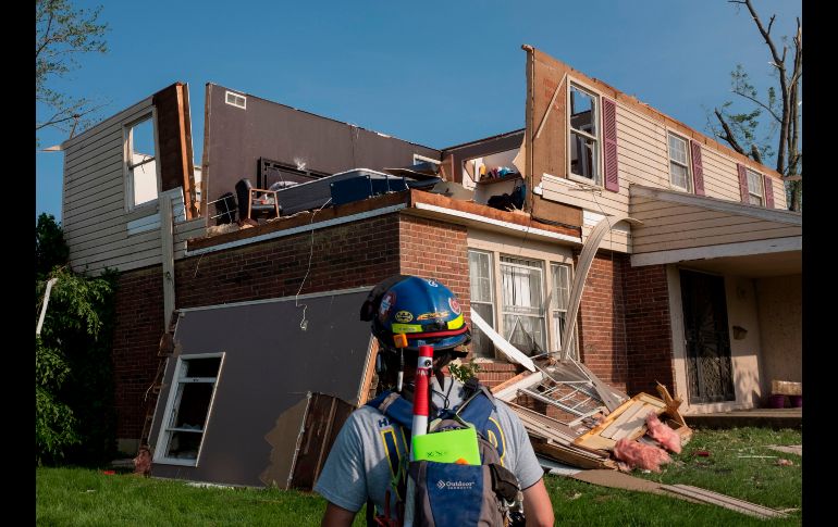 Un rescatista inspecciona una vivienda en Trotwood, Ohio.