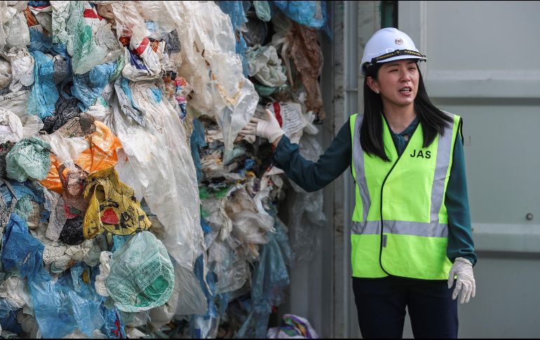 Encargados inspeccionan varios contenedores llenos de residuos en Port Klang, el puerto más activo del país. EFE / F. Ismail
