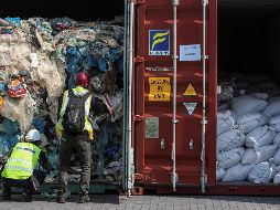 Encargados inspeccionan varios contenedores llenos de residuos en Port Klang, el puerto más activo del país. EFE / F. Ismail
