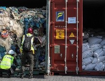Encargados inspeccionan varios contenedores llenos de residuos en Port Klang, el puerto más activo del país. EFE / F. Ismail