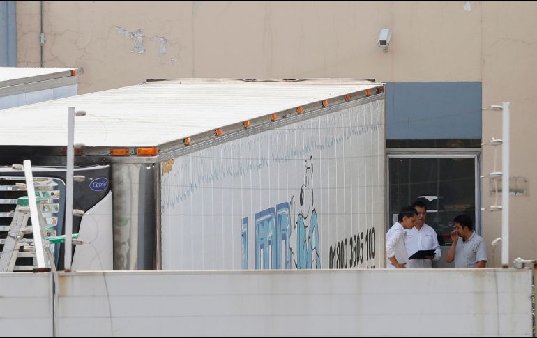 Una caja refrigerada con cuerpos sin identificar salió del Instituto Jalisciense de Ciencias Forenses y paseó por varios puntos de la metrópoli en septiembre pasado. EFE/ARCHIVO