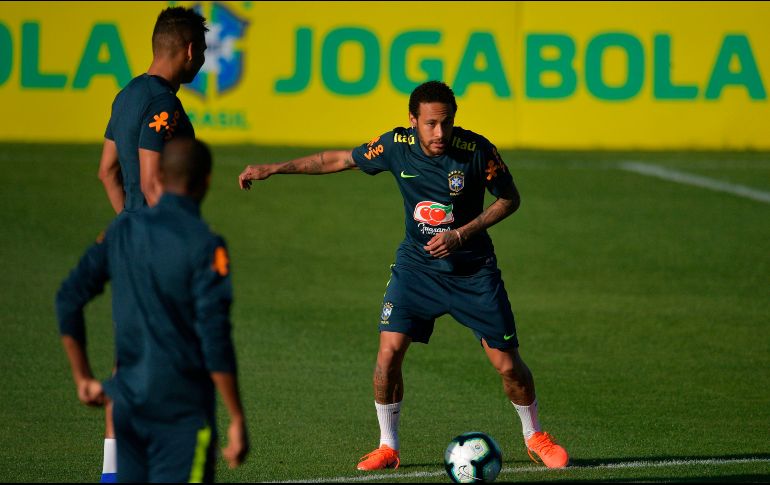 Neymar arribó de buen humor a las prácticas y entrenó durante varios minutos con normalidad al lado de sus compañeros. AFP/C. de Souza