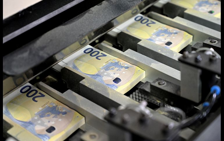 Su tamaño se ha reducido para que tengan el mismo alto que los de 50 euros y sea más fácil utilizarlos y guardarlos. AFP/ARCHIVO