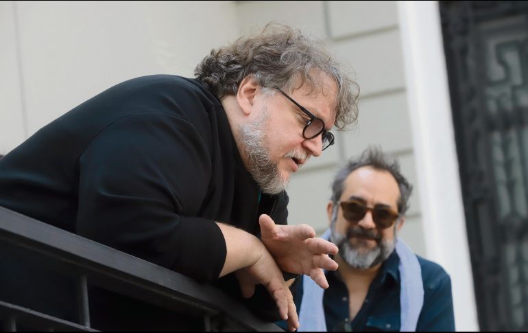 Guillermo del Toro y Eugenio Caballero platican a un costado del MUSA, tras definir detalles de la exposición. EL INFORMADOR / F. Atilano