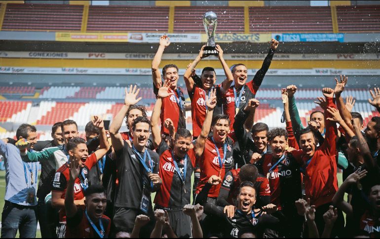 Apenas el fin de semana pasado el Atlas Sub-20 levantó el trofeo de campeón de su categoría. Los rojinegros hilaron 21 partidos sin perder en el Clausura 2019. EL INFORMADOR / F. Atilano