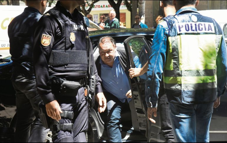 El presidente del Huesca, Agustín Lasaosa, tras ser detenido por la Policía en una operación contra el presunto arreglo de juegos de futbol. EFE