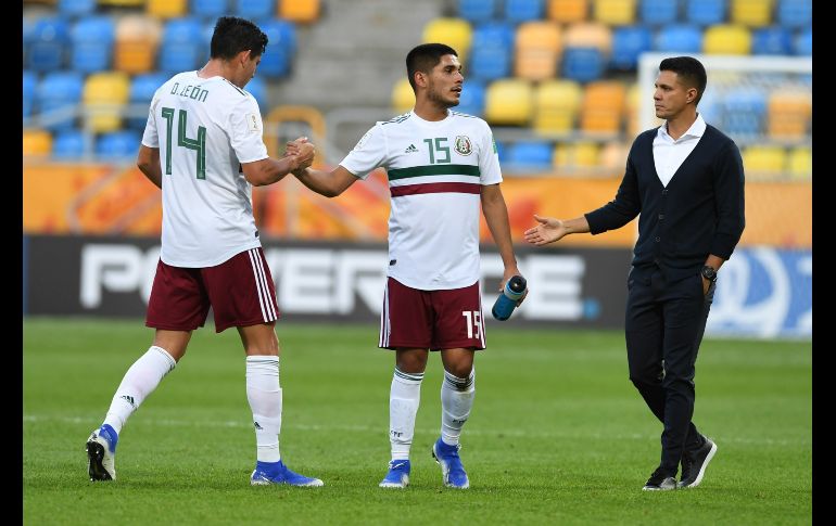 El técnico de México Diego Ramírez (D) consuela a sus jugadores al final del partido. EFE/A. Warzawa