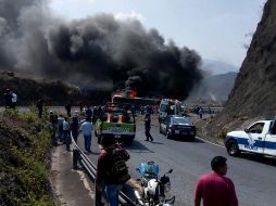 En un informe, Protección Civil señaló que la circulación fue cerrada con dirección Puebla-Veracruz, tras el incidente en el que el camión de pasajeros resultó calcinado. TWITTER / @CruzRoja_MX