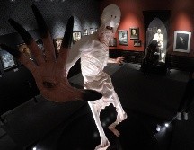 Durante la inauguración oficiail de la exhibición, Del Toro compartió algunas anécdotas respecto a las piezas que conforman su colección privada. EL INFORMADOR / A. Camacho