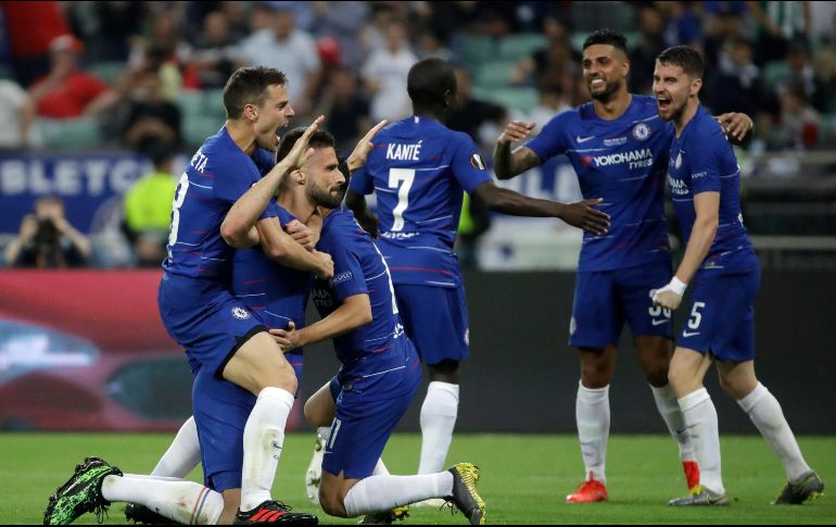 Olivier Giroud (de rodillas) celebra tras anotar el primer gol del Chelsea. AP/L. Bruno