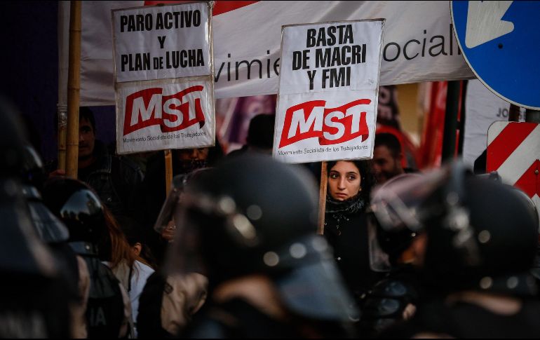 Manifestantes intentan realizar un corte en los ingresos a la ciudad de Buenos Aires en una jornada de paro general contra el gobierno en medio de una crisis económica. EFE/J. Roncoroni