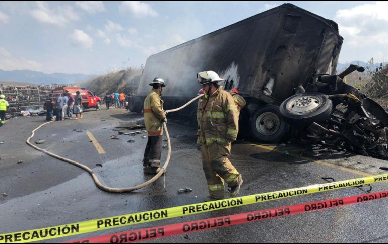 En un informe, Protección Civil señaló que la circulación fue cerrada con dirección Puebla-Veracruz, tras el incidente en el que el camión de pasajeros resultó calcinado. EFE