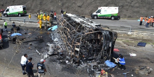Suman 21 muertos tras accidente en autopista Veracruz-Puebla