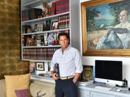 El actor subió una foto a redes el 13 de mayo donde aparece sosteniendo un libro y detrás de él, una enciclopedia de varios tomos. TWITTER