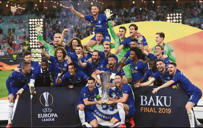 Los jugadores del Chelsea posan con el trofeo conquistado a costa del Arsenal. AFP