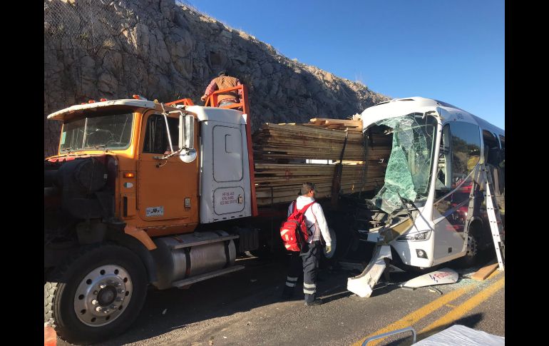 Al lugar del accidente se desplazaron elementos de Protección Civil municipales, estatales y de Capufe. TWITTER@CEPCDurango