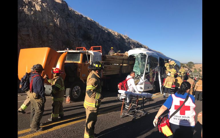 Al lugar del accidente se desplazaron elementos de Protección Civil municipales, estatales y de Capufe. TWITTER@CEPCDurango