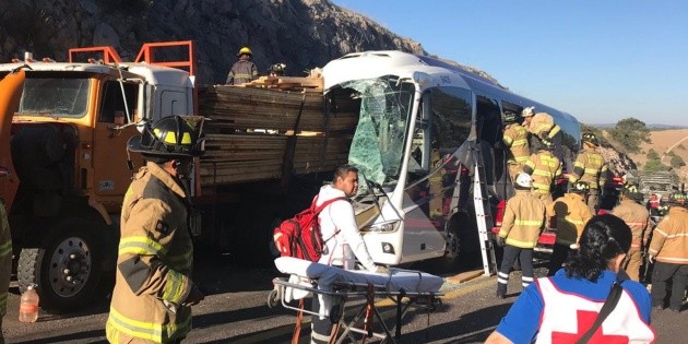 Choque en carretera de Durango a Mazatl&aacute;n deja cinco muertos